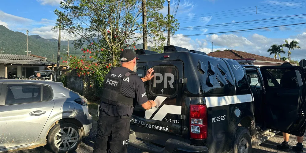 A Polícia Civil identificou três suspeitos; a operação conta com a atuação de policiais civis que integram o Verão Maior Paraná