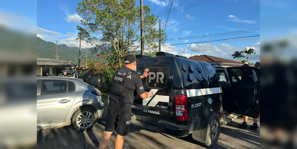 A Polícia Civil identificou três suspeitos; a operação conta com a atuação de policiais civis que integram o Verão Maior Paraná