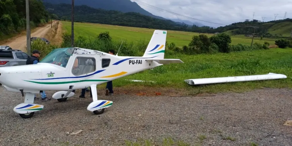 Um mecânico confirmou se havia possibilidade de o avião decolar novamente, mas os responsáveis optaram por desmontar a aeronave