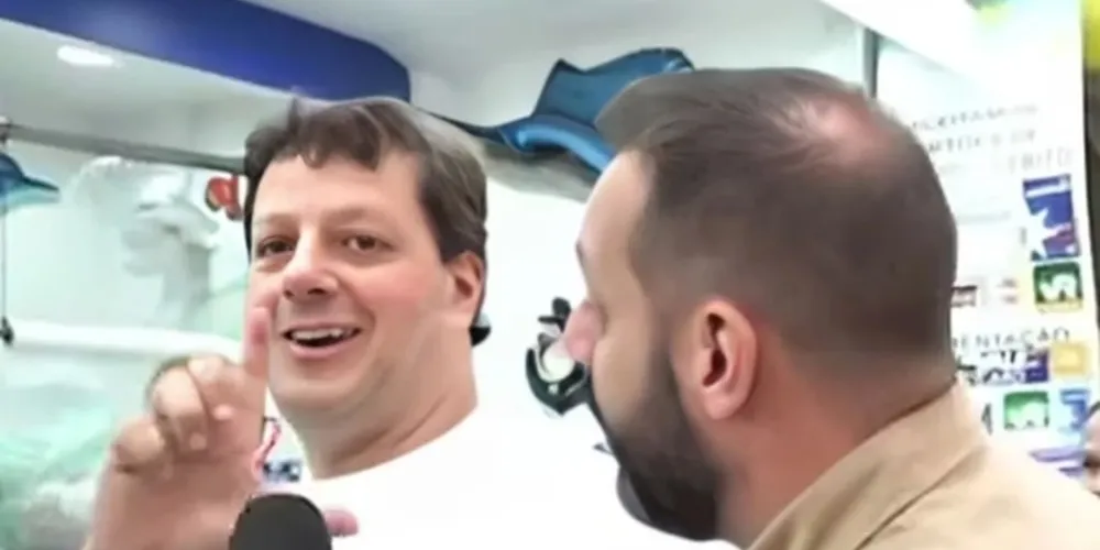 “Faz o L”, disse ele, repetindo o gesto comumente associado ao presidente Luiz Inácio Lula da Silva (PT).