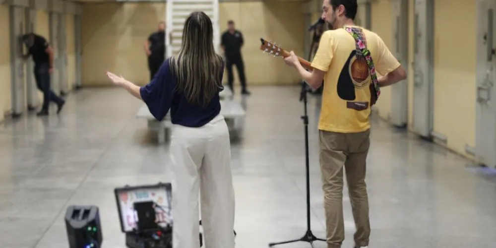 Banda Casa Cantante se apresentando na penitenciária