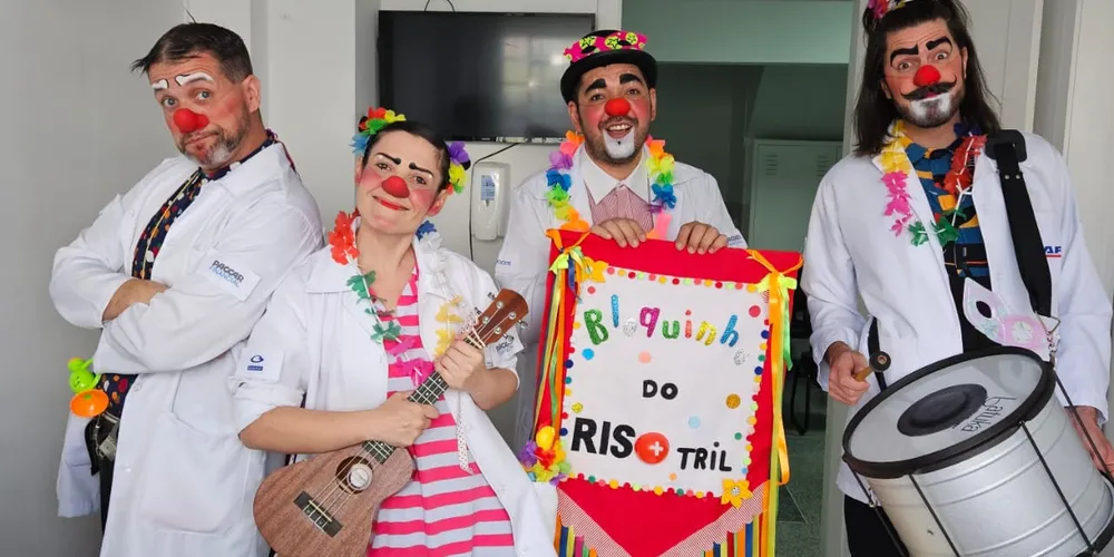 Ao som de marchinhas em paródias bem-humoradas, os artistas passam pelos corredores dos hospitais