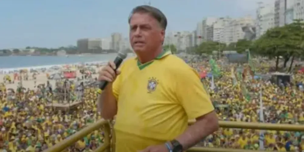 Jair Bolsonaro discursa durante ato, em Copacabana