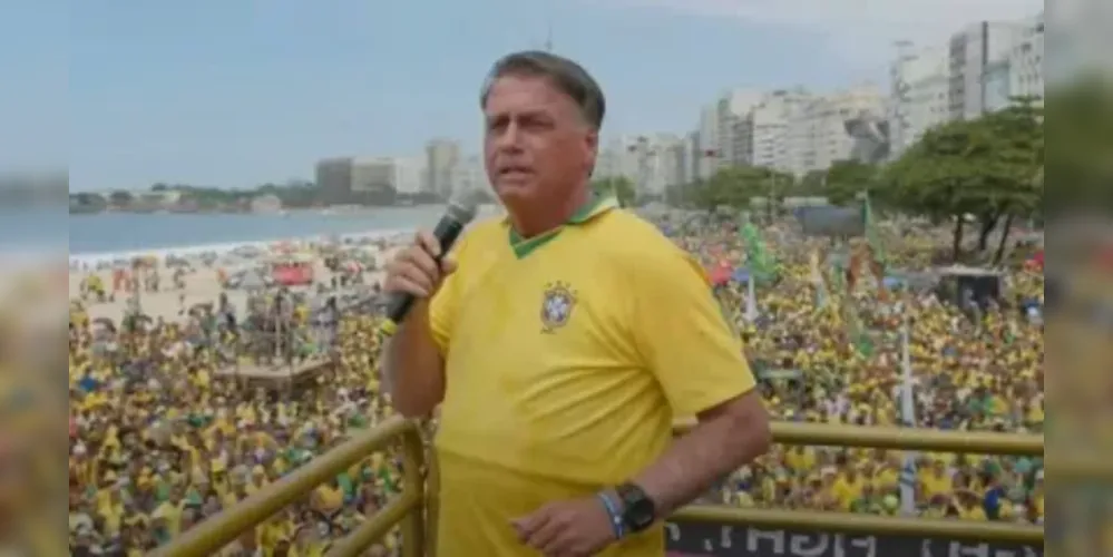 Jair Bolsonaro discursa durante ato, em Copacabana