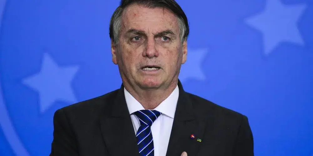 Bolsonaro deve permanecer internado