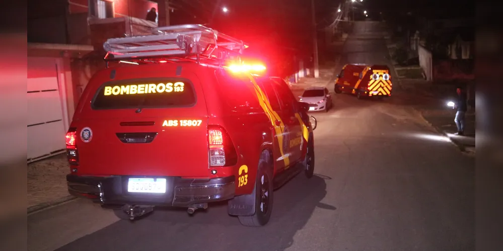 Os bombeiros foram até o local de atendimento