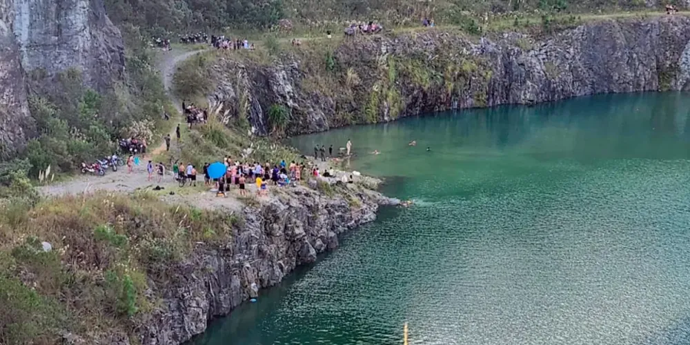 Testemunhas viram o rapaz se afogar, mas não conseguiram salvá-lo