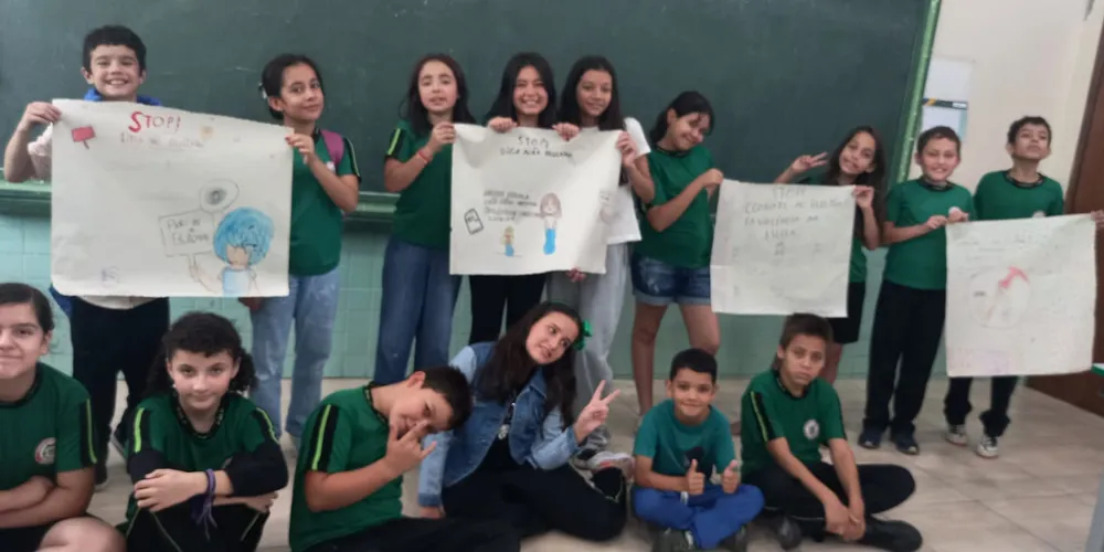 Após produções de cartazes, educandos expuseram materiais para a comunidade escolar