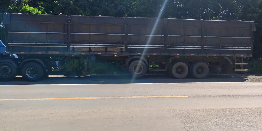 O reboque estava sem a placa e foi encaminhado para o pátio da Polícia Rodoviária de Ponta Grossa