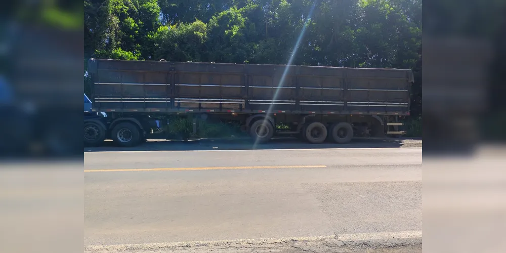 O reboque estava sem a placa e foi encaminhado para o pátio da Polícia Rodoviária de Ponta Grossa