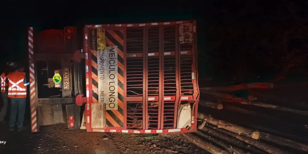 Após tombamento de caminhão, condutor, de 36 anos, foi socorrido pela ambulância do Samu