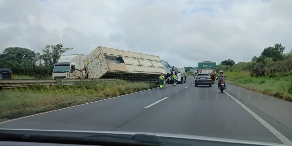Equipes da PRF e do DER estão no local do acidente com o caminhão