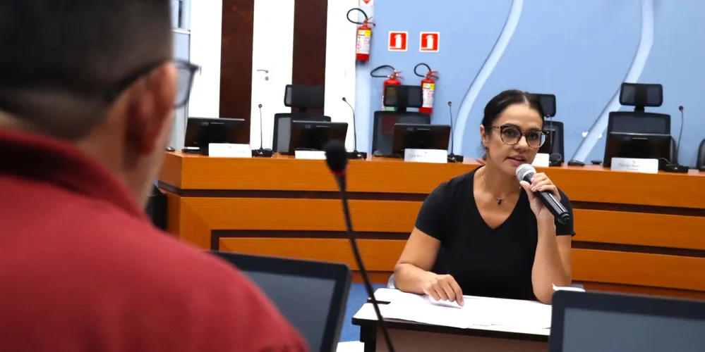 A secretária Municipal de Meio Ambiente, Carla Kritski, prestou esclarecimentos aos vereadores
