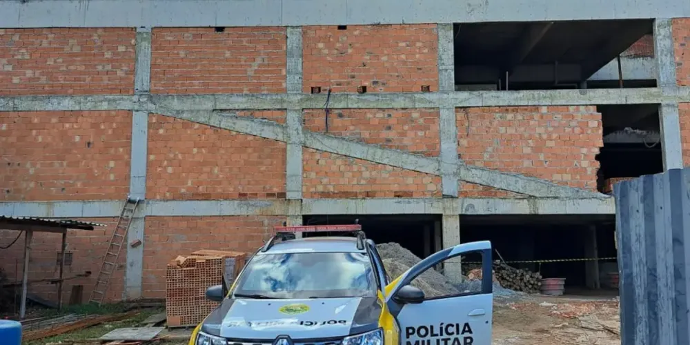 Veículo da Polícia Militar na obra