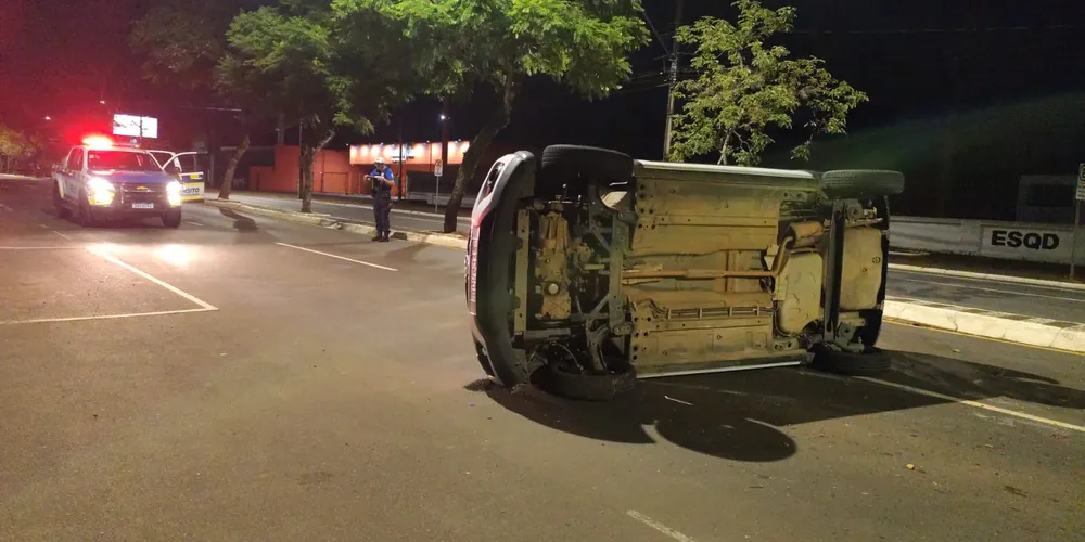 Carro tombado na região do Sicoob