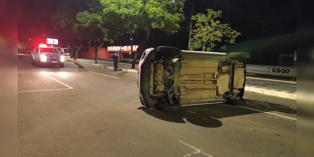 Carro tombado na região do Sicoob