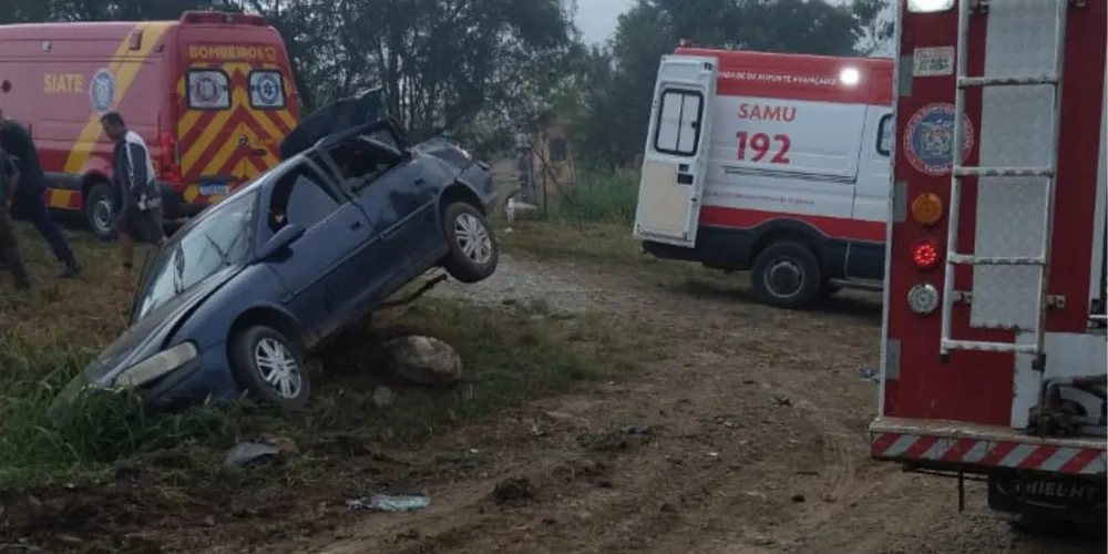 O carro capotou e parou em um barranco
