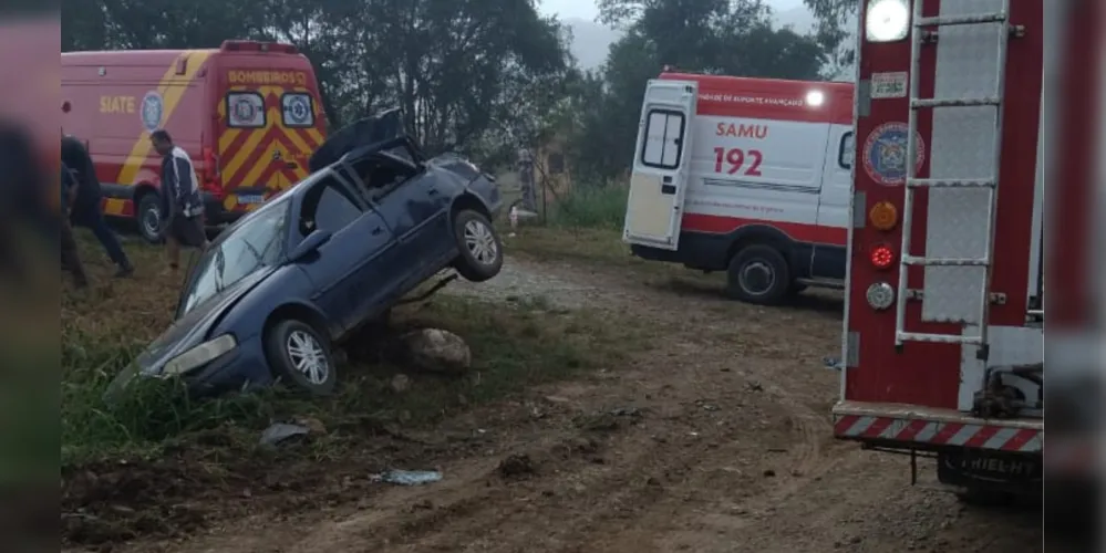 O carro capotou e parou em um barranco