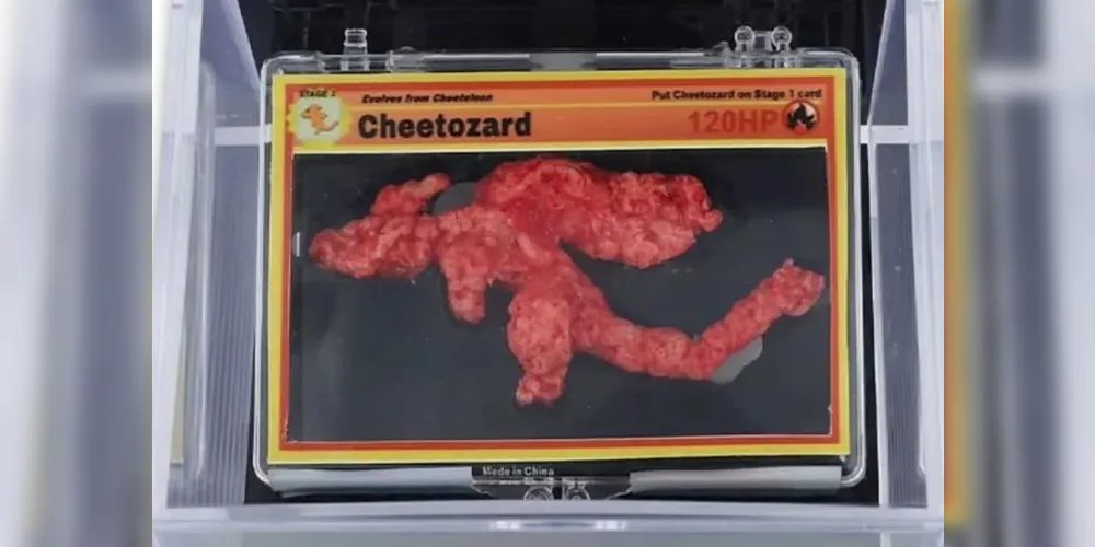 O Cheetos de 7 cm de comprimento tem o formato do personagem Charizard da franquia de anime japonesa