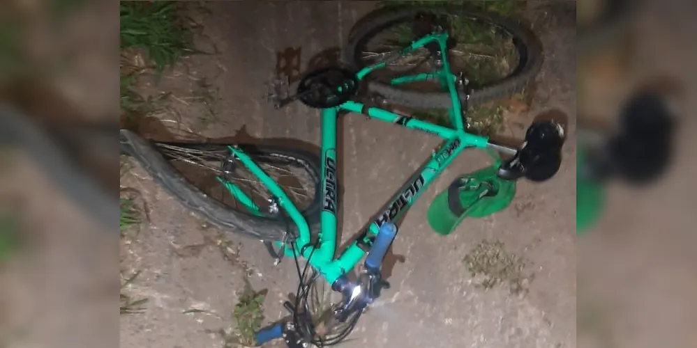 Bicicleta colidiu de frente com o automóvel