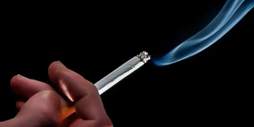 Fumaça teria incomodado o colega, o qual é acusado de agredir a vítima no ambiente de trabalho