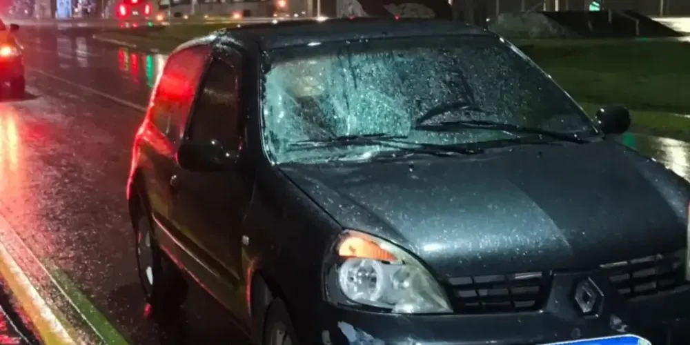 O carro teve o seu vidro danificado