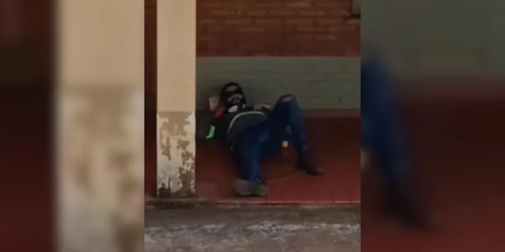 A Cobra descansou nos pés do trabalhador