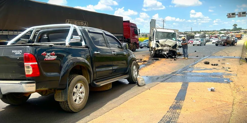 Caminhão envolvido no acidente é de pequeno porte e teve parte dianteira destruída