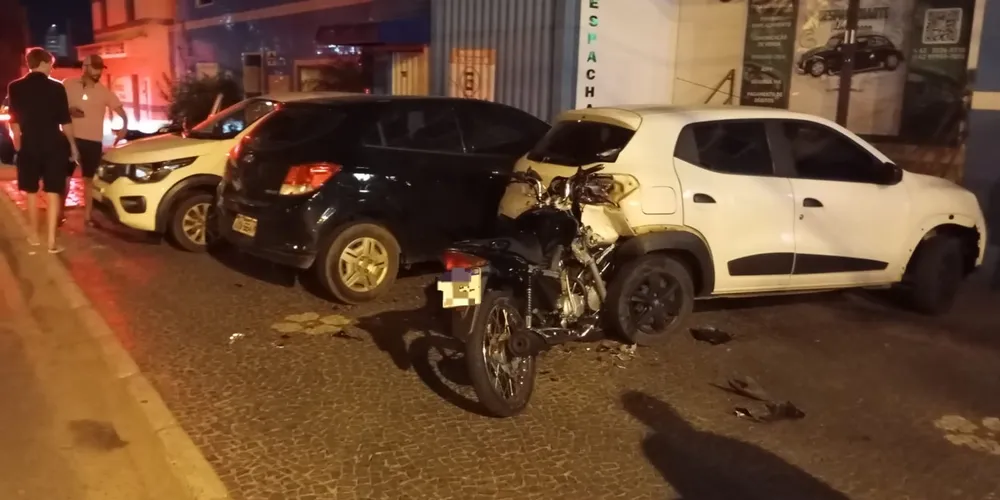 Acidente envolvendo motocicleta e carros aconteceu na noite dessa segunda-feira (03)