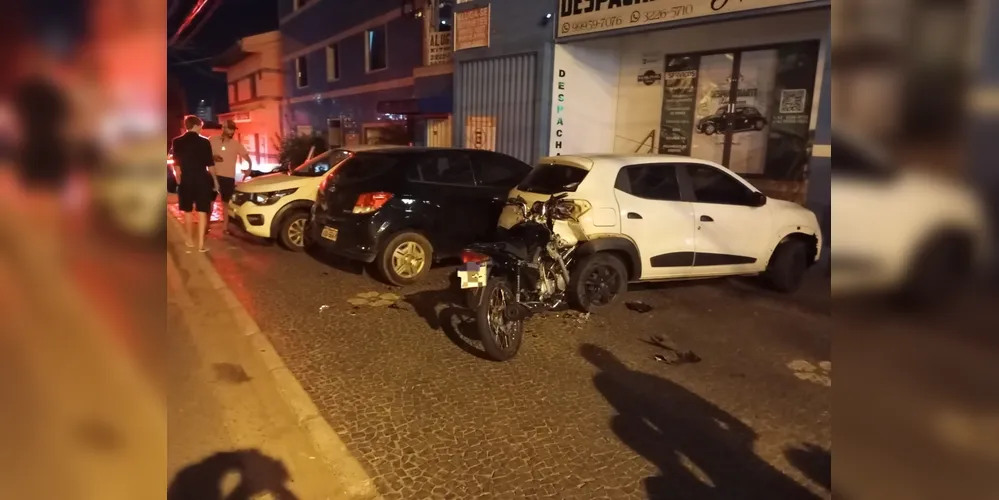 Acidente envolvendo motocicleta e carros aconteceu na noite dessa segunda-feira (03)