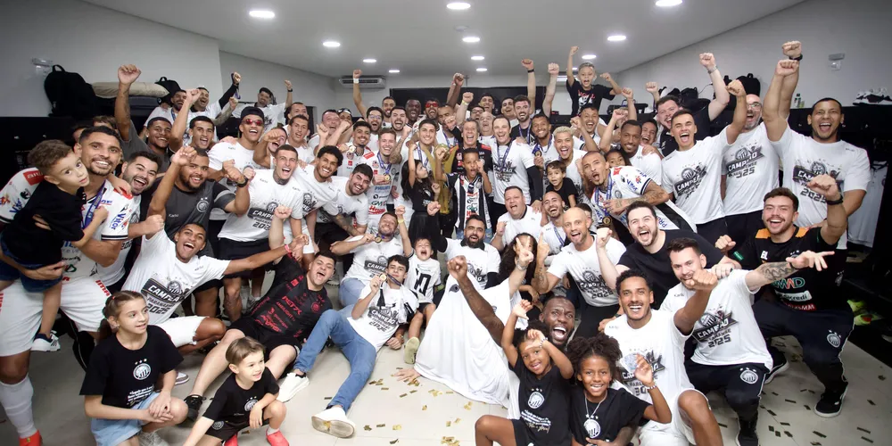 Atletas do 'Fantasma' celebraram a conquista do bicampeonato no vestiário do estádio