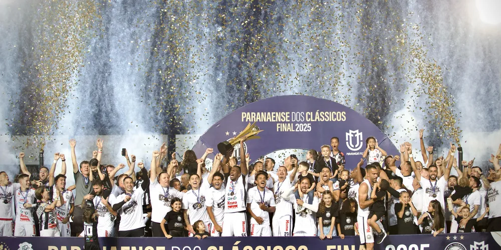 Jogadores segurando o troféu de Campeão Paranaense de 2025
