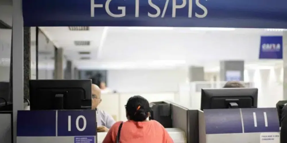 O PIS é pago pela Caixa Econômica Federal; e o Pasep, pelo Banco do Brasil