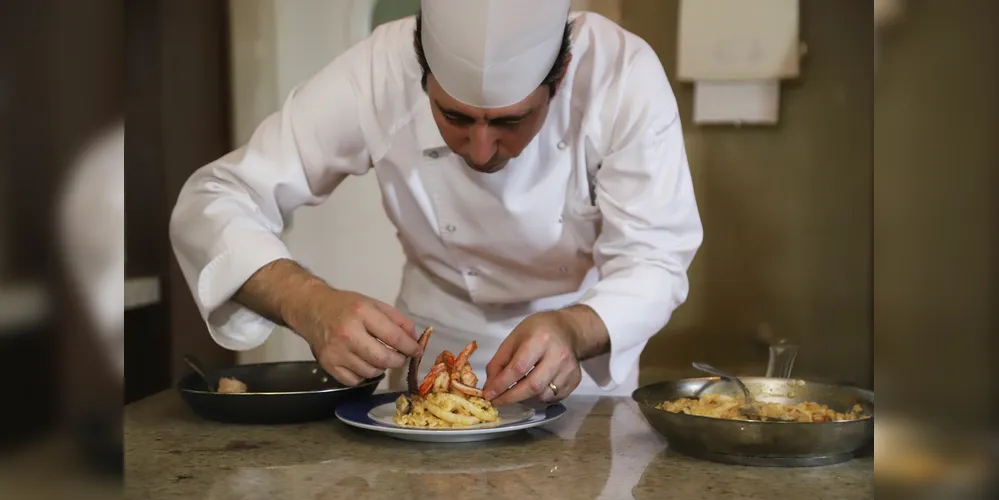 Auxiliar de cozinha é uma das 261 vagas ofertadas nesta quarta (14).