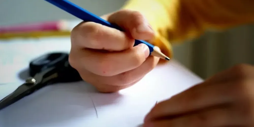 A professora relatou para a polícia que estava dando aula quando uma das alunas reclamou