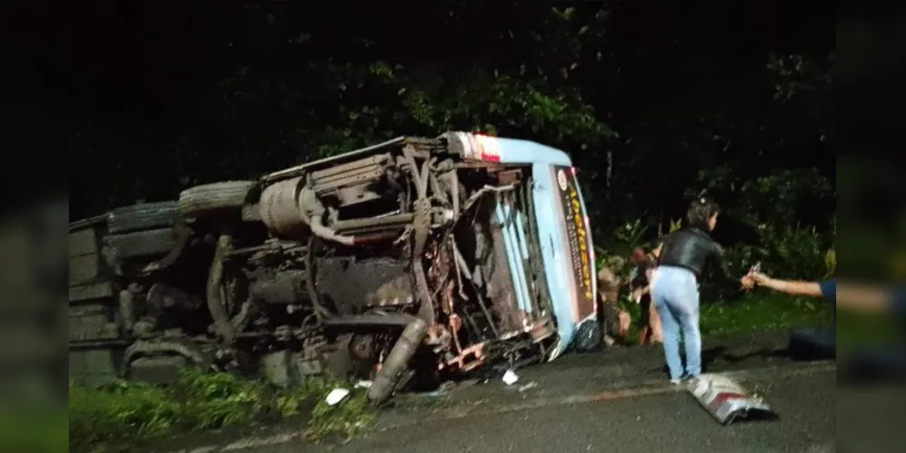 A batida aconteceu por volta das 23h de quarta-feira (19) no km 673, sentido Santa Catarina