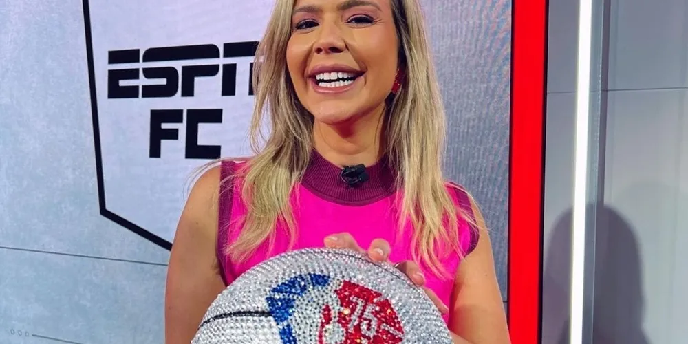 Daniela Boaventura a frente do programa ESPN FC