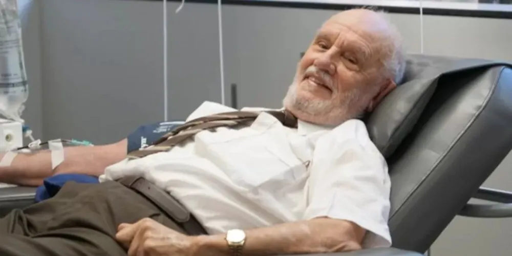 James Harrison realizando uma doação sanguínea