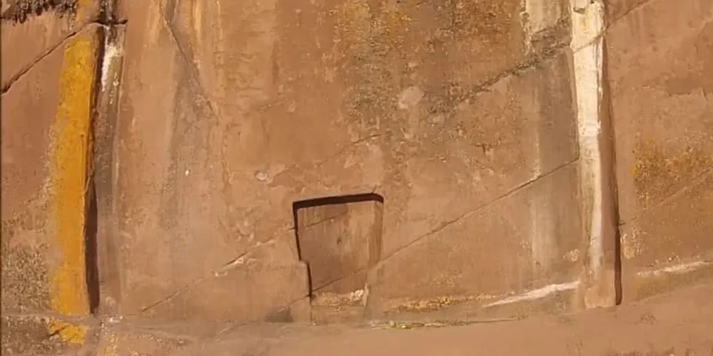 A escultura foi talhada diretamente em um paredão de arenito vermelho, um tipo de rocha relativamente macia