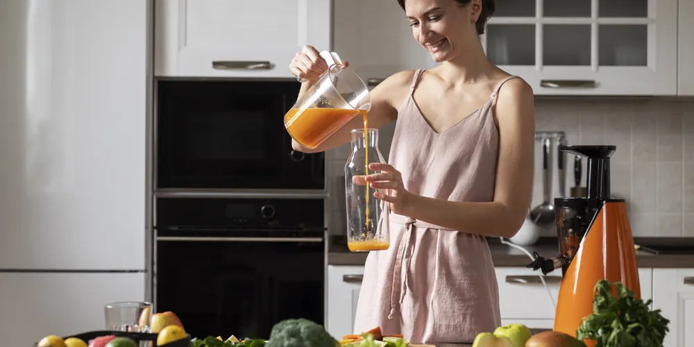 Frutas como abacaxi, melancia e laranja são ricas em vitaminas e antioxidantes, auxiliando no combate à inflamação causada pelo excesso de álcool e alimentos gordurosos