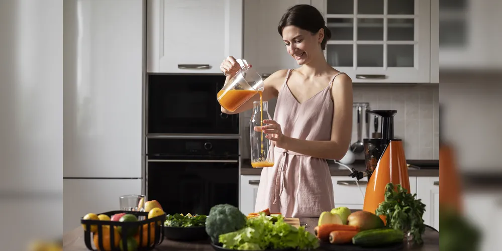 Frutas como abacaxi, melancia e laranja são ricas em vitaminas e antioxidantes, auxiliando no combate à inflamação causada pelo excesso de álcool e alimentos gordurosos