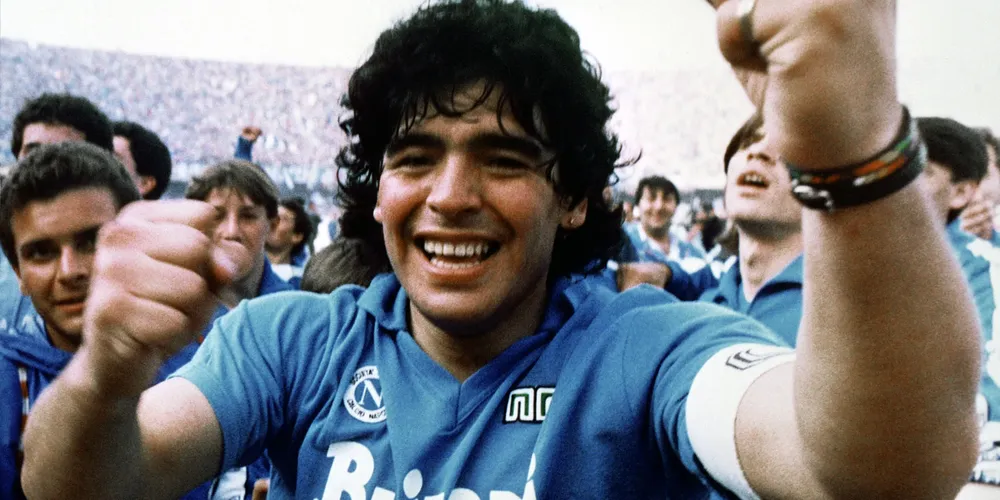 Diego Armando Maradona com a camiseta do Napoli, da Itália