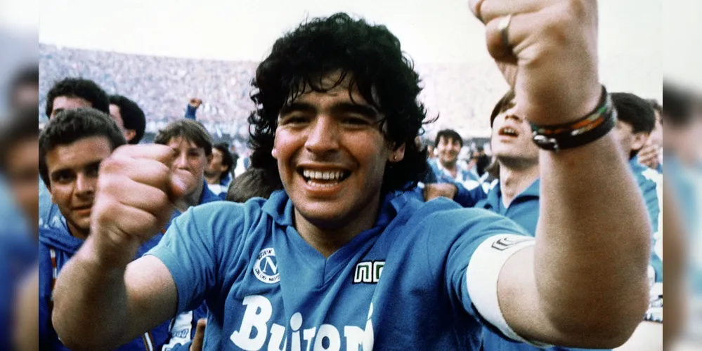 Diego Armando Maradona com a camiseta do Napoli, da Itália