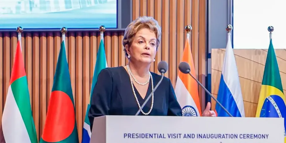 Dilma Rousseff, afirmou neste domingo (23), em Pequim, ter sido eleita para um novo mandato à frente da instituição