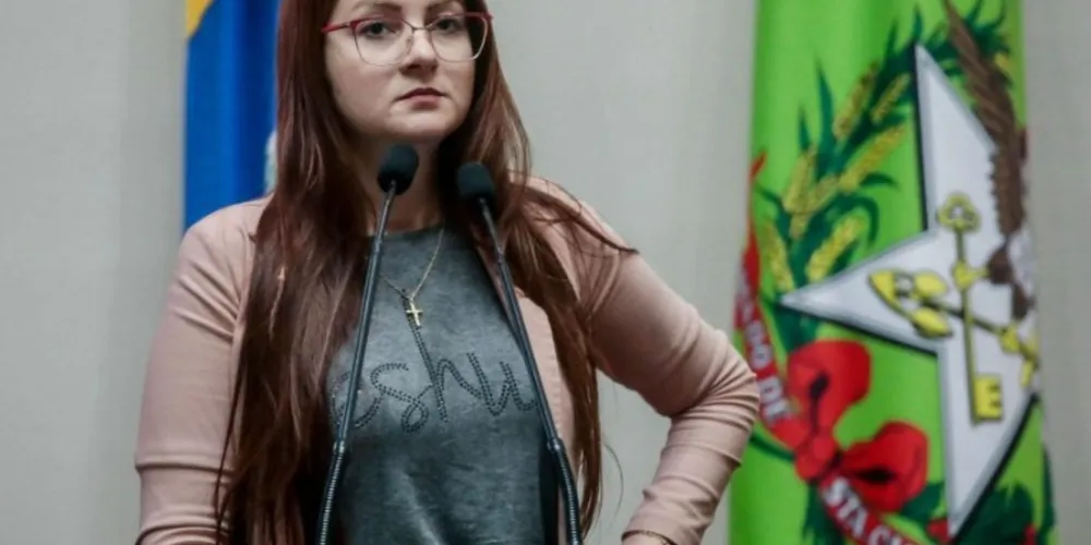 A justificativa usada por Campagnolo é o regimento da Alesc, que exige "traje passeio completo"