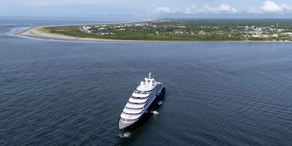 Os turistas conheceram o Litoral paranaense por dois passeios de lancha