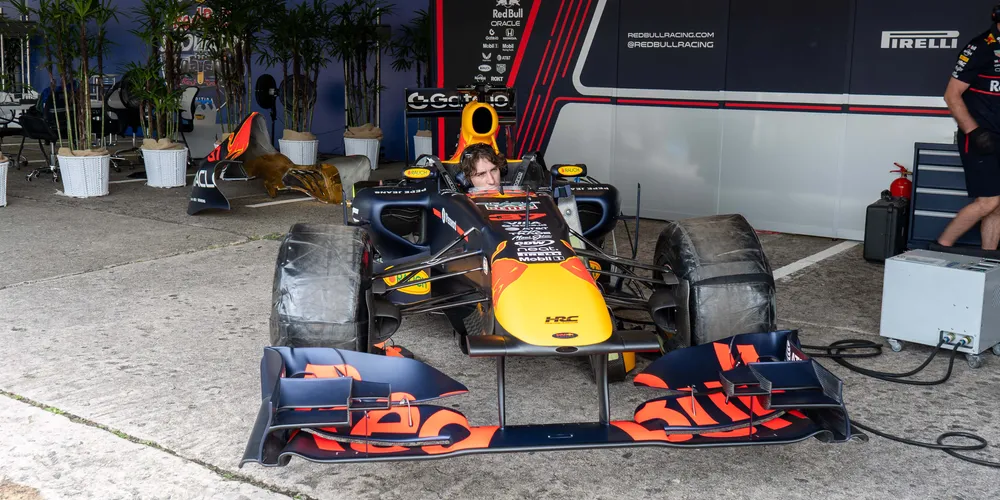 Motores roncando: pilotos testam carros para o Red Bull Showrun