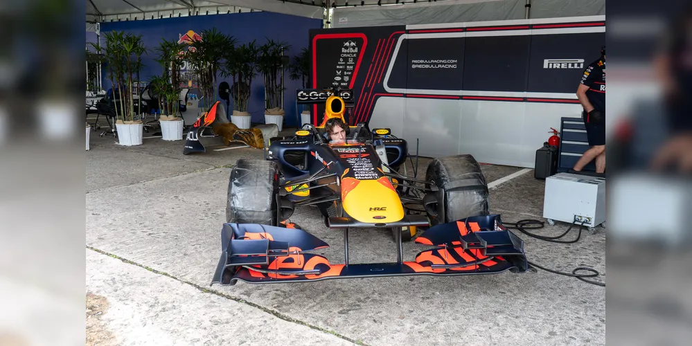 Motores roncando: pilotos testam carros para o Red Bull Showrun