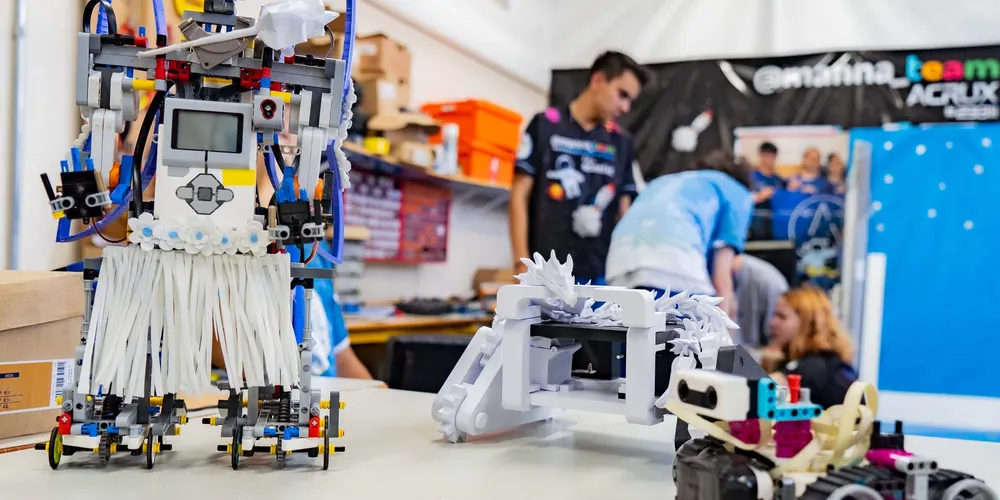 Escolas de Educação em Tempo integral recebem 3 mil kits de robótica