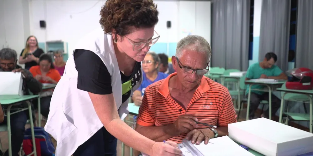 O programa oferece aulas gratuitas, materiais didáticos e alimentação escolar, garantindo o suporte necessário para os alunos poderem se dedicar aos estudos com qualidade e dignidade